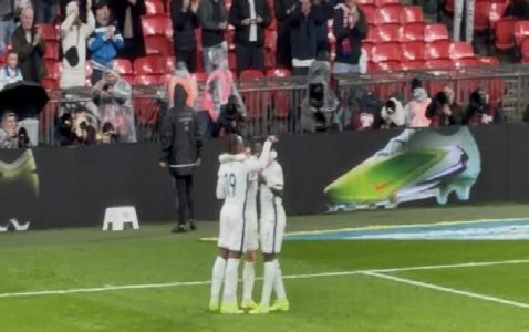 Anglia i tregon Serbisë si luhet futbolli