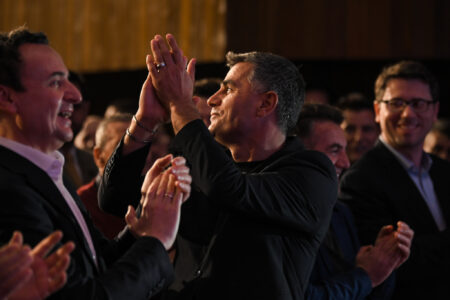 Kurti bën thirrje për fitore në Vushtrri, publikon Tahirin e LDK-së duke duartrokitur krah tij