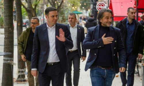 Abdixhiku xhiro me Ramën në shesh, kreu i LDK-së publikon fotografi