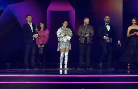 Ndodhi edhe kjo: Hajrulla Çeku shfrytëzon RTK-në për fushatë elektorale – ndan çmimin e parë në Festivalin e Këngës