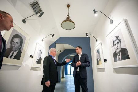 Abdixhiku mirëpret Harry Bajraktarin: Zë i fuqishëm dhe mbështetës i paepur i Kosovës