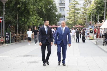 Bedri Hamza publikon një fotografi me Arian Tahirin, fton qytetarët të votojnë