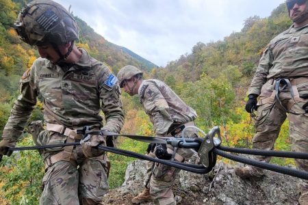 Ushtarët amerikanë dhe gjermanë të KFOR-it trajnohen për alpinizëm