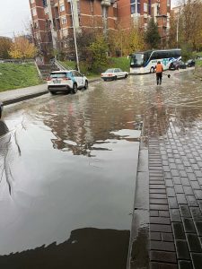 Uji e merr një pjesë të rrugës në lagjen “Lakrishte” në Prishtinë