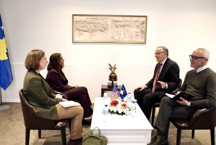 Amerikanët i shkojnë në zyrë Bedri Hamzës, ja çka biseduan