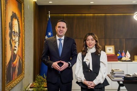 Abdixhiku prezanton prurjen e re, është Adelina Thaçi