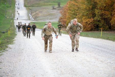 Gati 300 ushtarë të KFOR-it marshojnë 30 kilometra në Bondsteel në nderim të të rënëve
