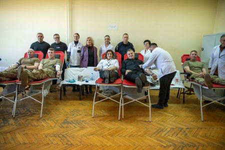 Ushtarët e KFOR’it dhe Policia e Kosovës dhurojnë gjak: Nisma synon të mbështesë institucionet shëndetësore