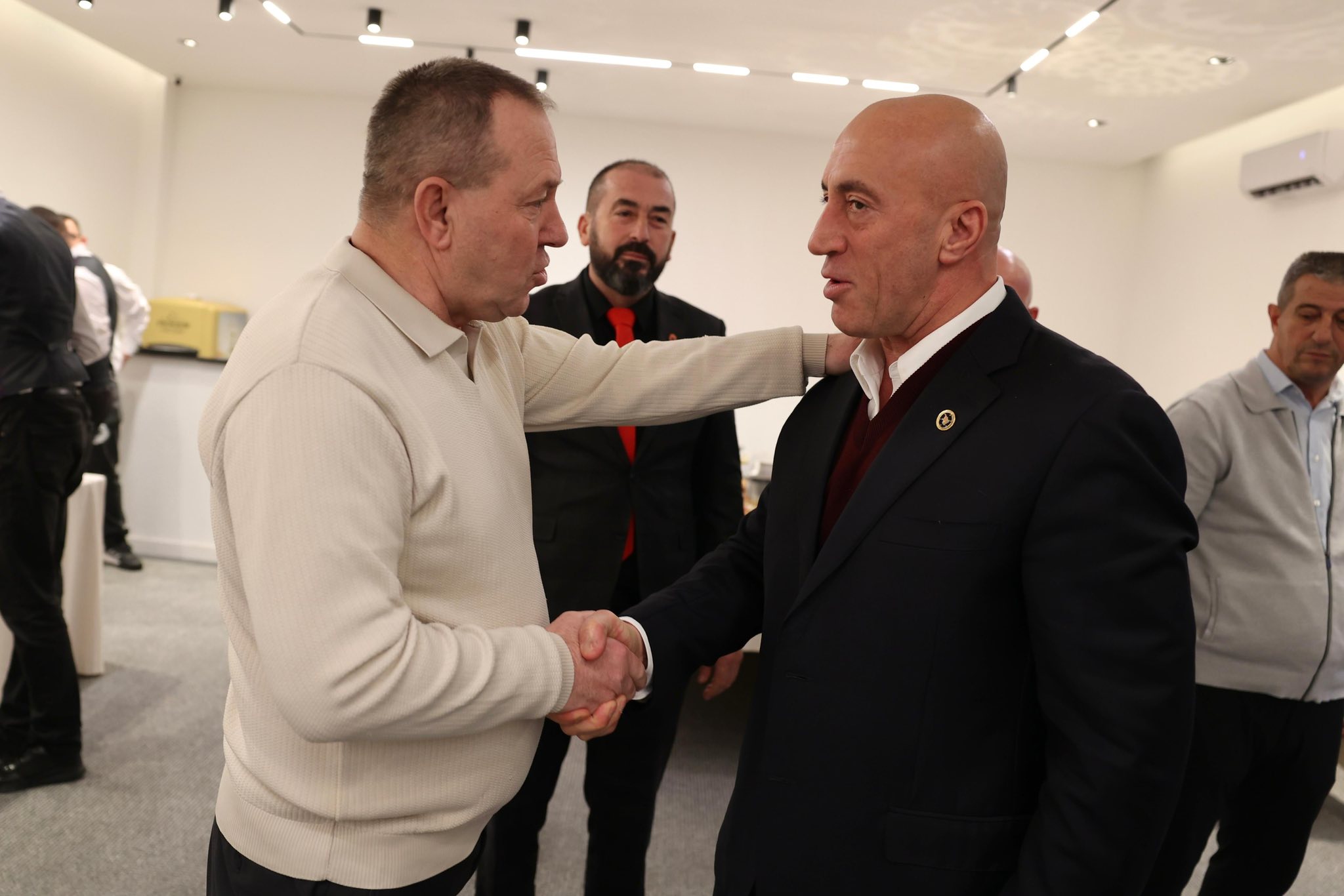 Haradinaj  28 Nëntori i zbrazët pa bashkëluftëtarët që po gjykohen padrejtësisht në Hagë