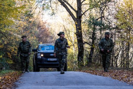 Ushtarët bullgarë të KFOR’it kryejnë stërvitje pesëditore në zonën e Dragashit