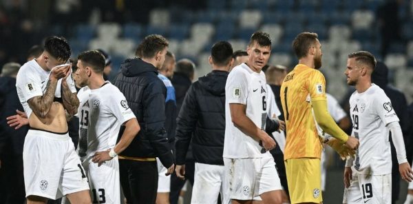 Tifozët kosovarë s’i lanë as ta dëgjonin himnin e tyre, sllovenët të shokuar: Kurrë s’kemi pasur tifozë kaq mbështetës ndaj kombëtares së tyre