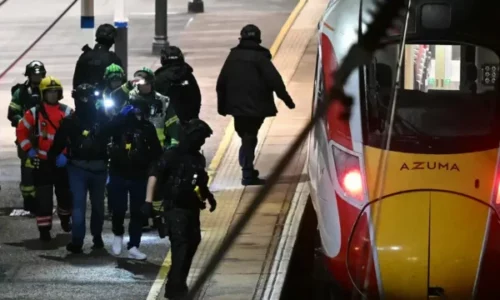 Disa të plagosur pas sulmit me thikë në një tren në Angli