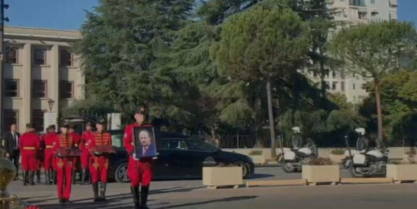 Shqipëria në zi kombëtare për nder të Fatos Nanos