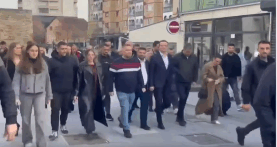 Me 30 veta, Kurti ecën nëpër sheshin e Vushtrrisë me Mehollin dhe Tahirin