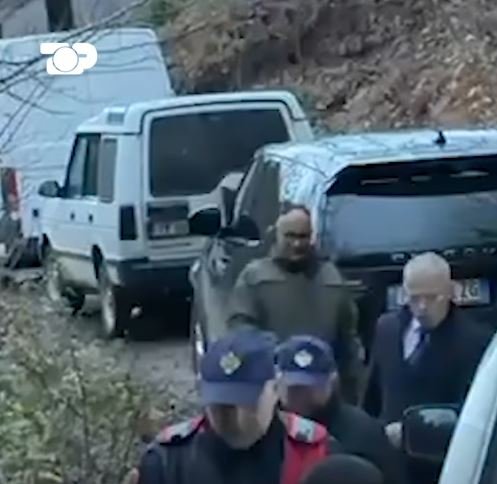 Pas 15 orësh të rrethuar nga RENEA  vetëdorëzohen dy të dyshuarit në Orosh  u bindën nga familjarët