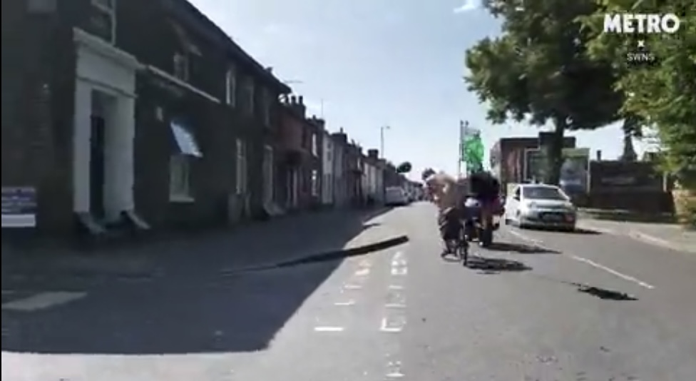 Momenti kur një burrë goditi me grusht çiklistin i cili ishte i zhveshur në Angli