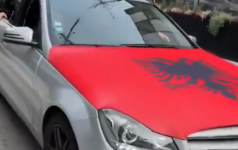 Tifozët shqiptarë ”pushtojnë” Andorrën, festojnë me flamujë e plisa