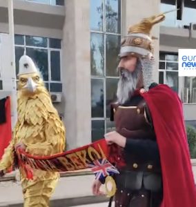 “Zot na beko”, Atmosferë festive para ndeshjes Shqipëri – Angli (VIDEO)