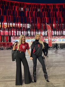 Marina dhe Luana Vjollca gati për ndjeshjen Shqipëri-Angli, marrin vëmendje me pozën para stadiumit ‘Air Albania’