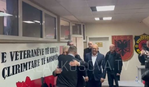 Ali Ahmeti arrin në zyrat e OVL UÇK-së, pritet nga krerët e organizatës