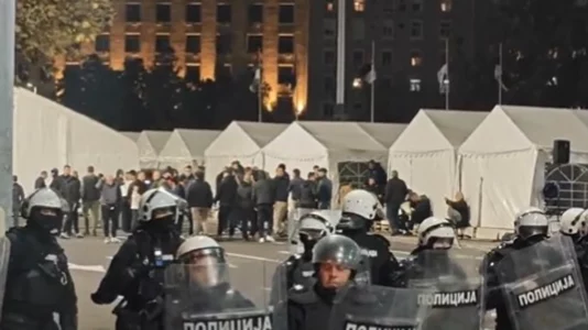 Sërish tensione në Serbi, shumë protestues dhe policë afër Parlamentit