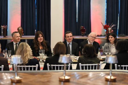 Sherri i tij u pezullua dialogu strategjik me ShBA, Kurti përpiqet t’i zbusë amerikanët me drekë