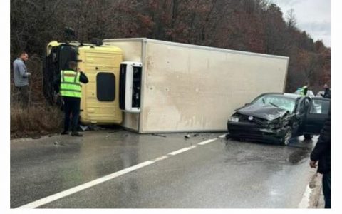 Aksident i rëndë afër Skenderajt, kamioni përfundon i rrokullisur pas përplasjes me një veturë