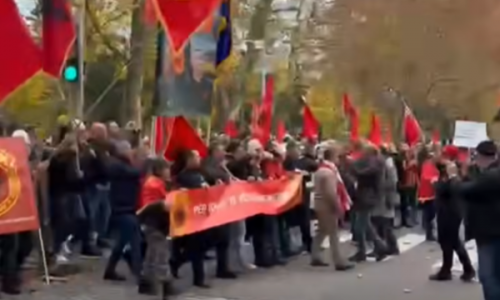 Pamje nga protesta në Strasburg- dëgjohen brohoritje “UÇK, UÇK”