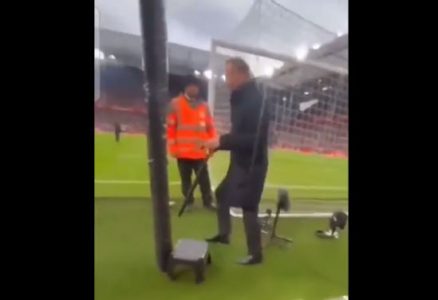Tifozi shpërndan hirin e babait të tij në Anfield gjatë ndeshjes (VIDEO)