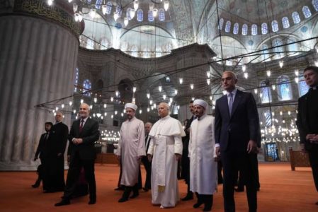 Papa heq këpucët gjatë vizitës në xhaminë e Stambollit