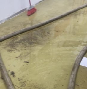 Alarmante: Shpërthen kanalizimi në shkollën “Faik Konica” në Prishtinë