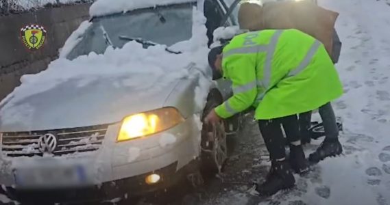 Shi e borë: Policia në Shqipëri u bën apel shoferëve për kujdes në vozitje (VIDEO)
