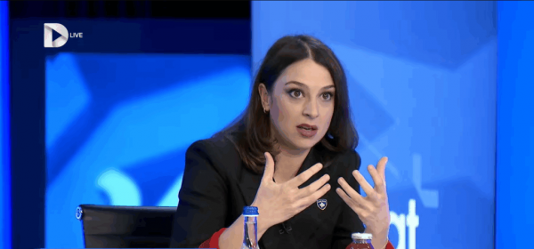 Kica-Xhelili: Kurti është ekstremist i antisistemit, në librat se si zhbëhen demokracitë, iu del Kurti i përshkruar