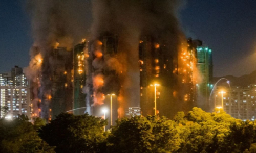 Rritet bilanci i viktimave nga zjarri në Hong Kong, 83 persona kanë humbur jetën dhe 75 janë plagosur, 250 ende të zhdukur