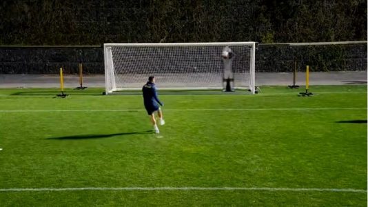 Ronaldo kundër portierit robot të pamposhtur – arrin të realizojë (VIDEO)