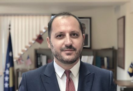 Ish-ambasadori Cana kritikon Kurtin: Një detyrë të klasës së 7-të s’ka ditë me e zgjidhë