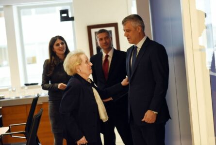 Çitaku publikon një fotografi me Hashim Thaçin, citon deklaratën e Hill