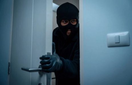 Vidhet një armë në një shtëpi në Prizren, personin e dyshuar e vërejti kujdestarja