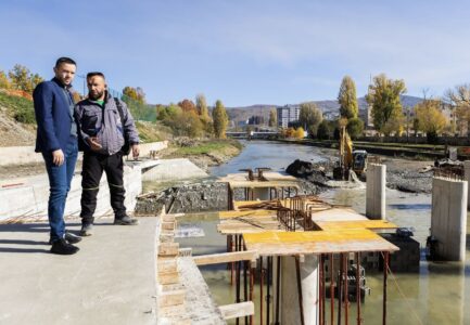 Arian Tahiri reagon pas dëmtimit të vendpunishtes së urës në Mitrovicë: Duhet hetim serioz dhe unitet për ta përfunduar projektin