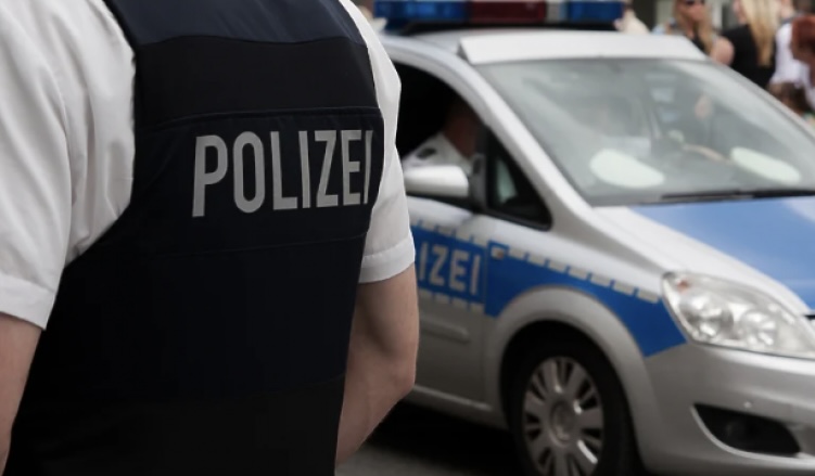 Tronditet Gjermania  Një grua bashkë me dy fëmijët e saj u gjetën të vdekur në banesë