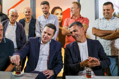 Abdixhiku i përgjigjet Tahirit: S’ka me qëndru me një këmbë në LDK, e qafën në një parti tjetër