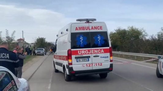 Aksident tragjik në Tiranë, dy të vdekur pasi makina bie në greminë