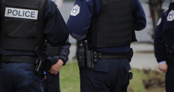 Policia bastis një shtëpi në Gllogoc, konfiskon 16 fishekë të kalibrave të ndryshëm