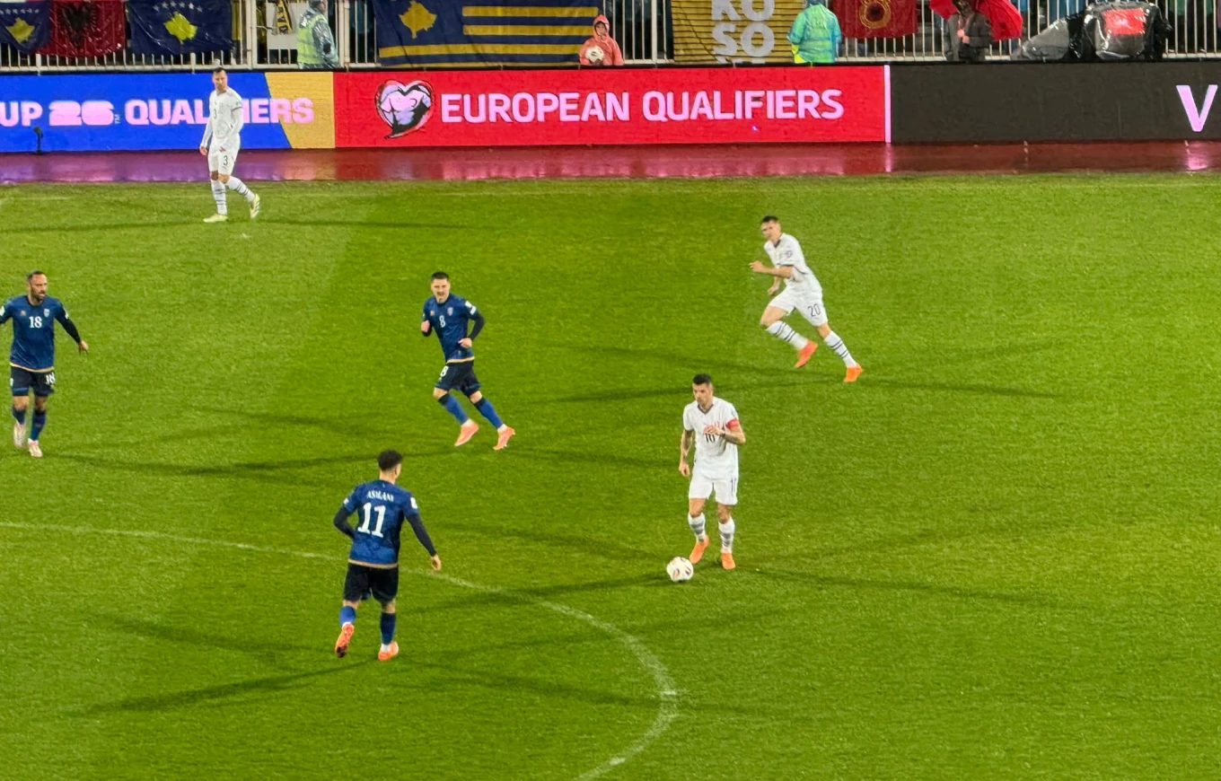 Xhaka fishkëllehet për çdo prekje të topit në  Fadil Vokrri 