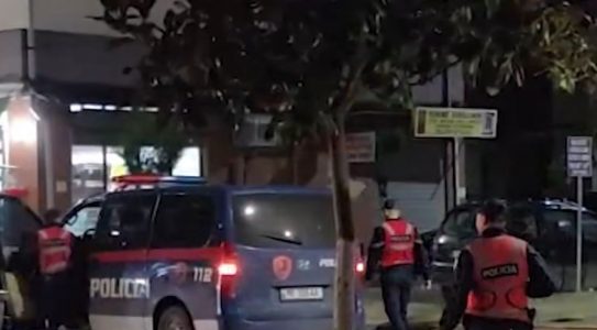 Theret me thikë një 33-vjeçar në Fier