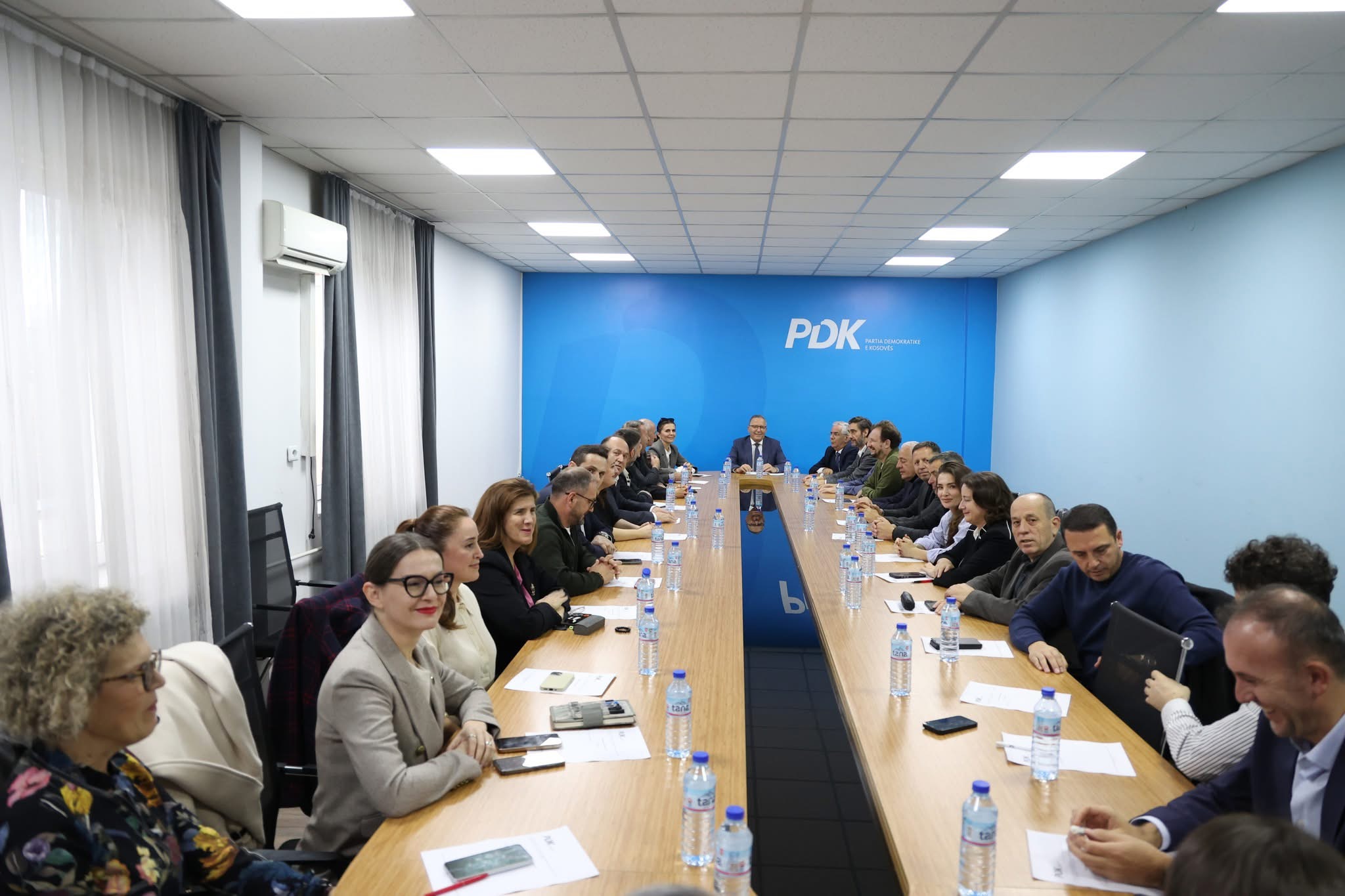 Dalin pamjet nga mbledhja e parë e Kryesisë së PDK së me Bedri Hamzën si kryetar