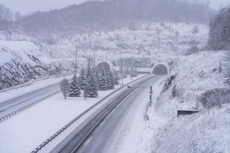 Bora mbulon Kroacinë, mbyllet një pjesë e autostradës