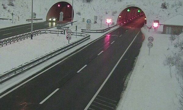 Nis qarkullimi në rrugët kryesore të Kroacisë pas reshjeve të dëborës