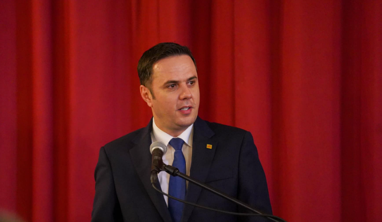 Abdixhiku uron shqiptarët për Ditën e Flamurit  Ta kujtojmë me krenari të shkuarën dhe të punojmë për të ardhmen