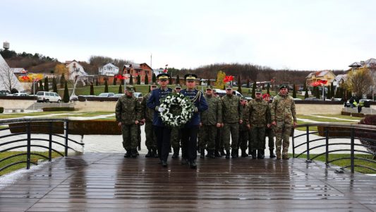 FSK bën homazhe në Kompleksin Memorial në Prekaz